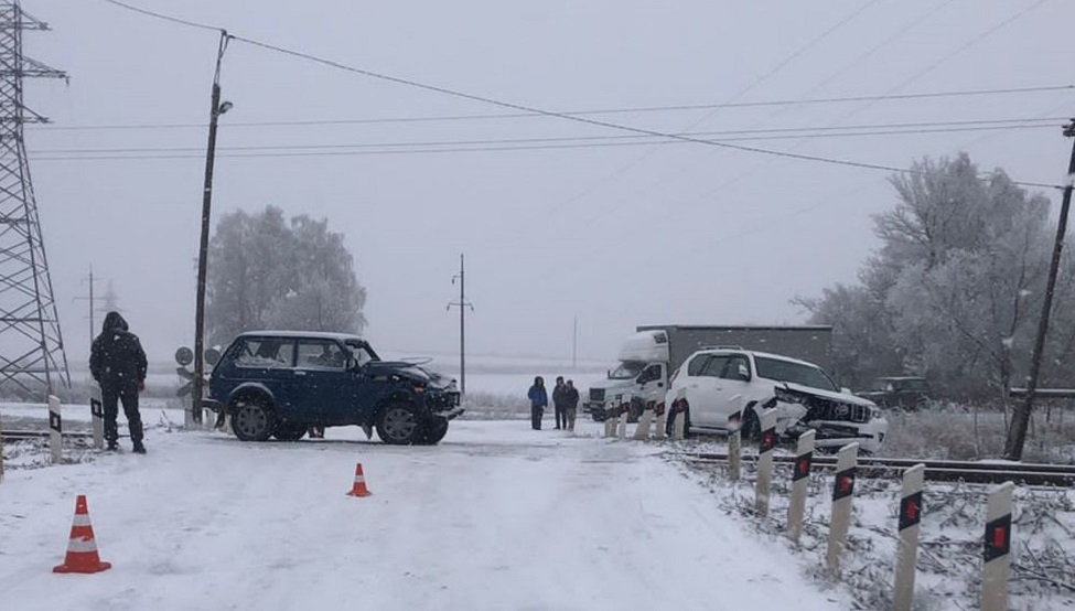 В ДТП с Лэнд Крузером в Липецкой области пострадали водитель и пассажирка Нивы