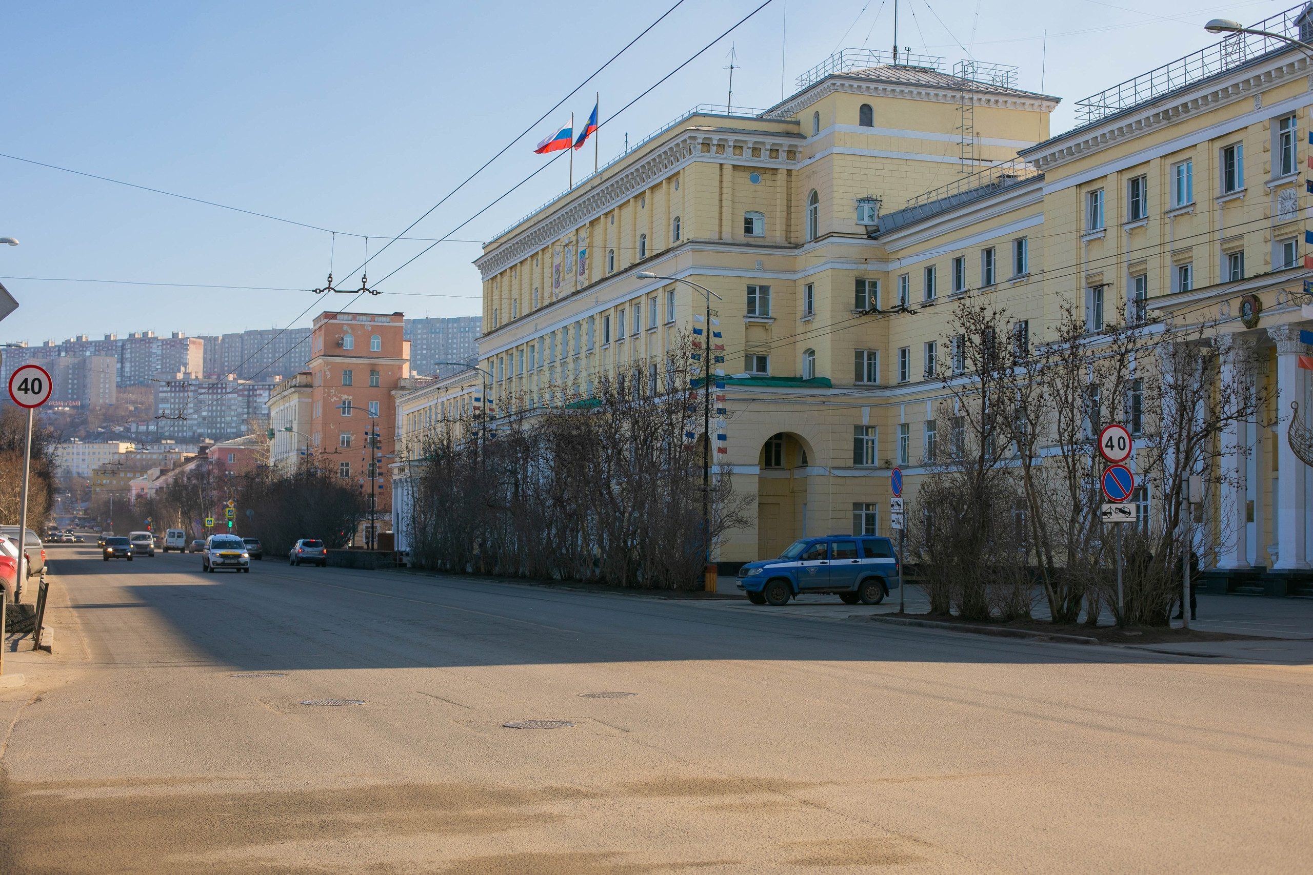 Правительство мурманской. Здание администрации Мурманска Ленина. Мурманск дом администрация. Мурманск администрация Министерство строительства. Театральная улица в мае.