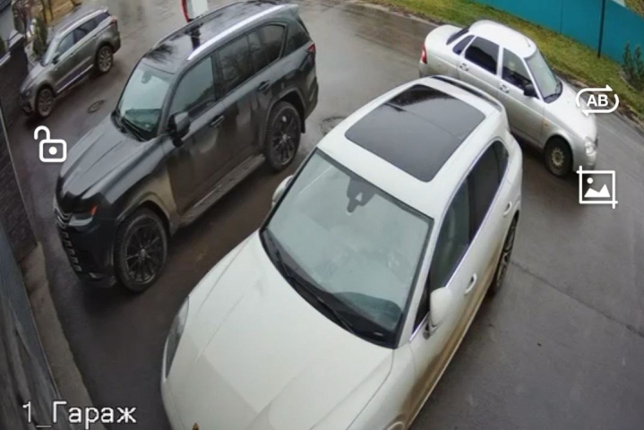 Фотографии и видео серебристой «Приоры», где за рулем Королев, а на пассажирском сидении Гатиятулин, предоставлены местным конкурентном Александра Балабанова в лодочном бизнесе. Который, заподозрив, что частое появление машины у его дома в непроезжем переулке может говорить о слежке и готовящемся нападении, запасся доказательствами. 