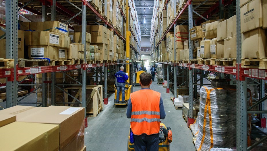 каска в складе склада. работник склада. ожидается на складе. этапы доставки имл. Helmet in warehouse.