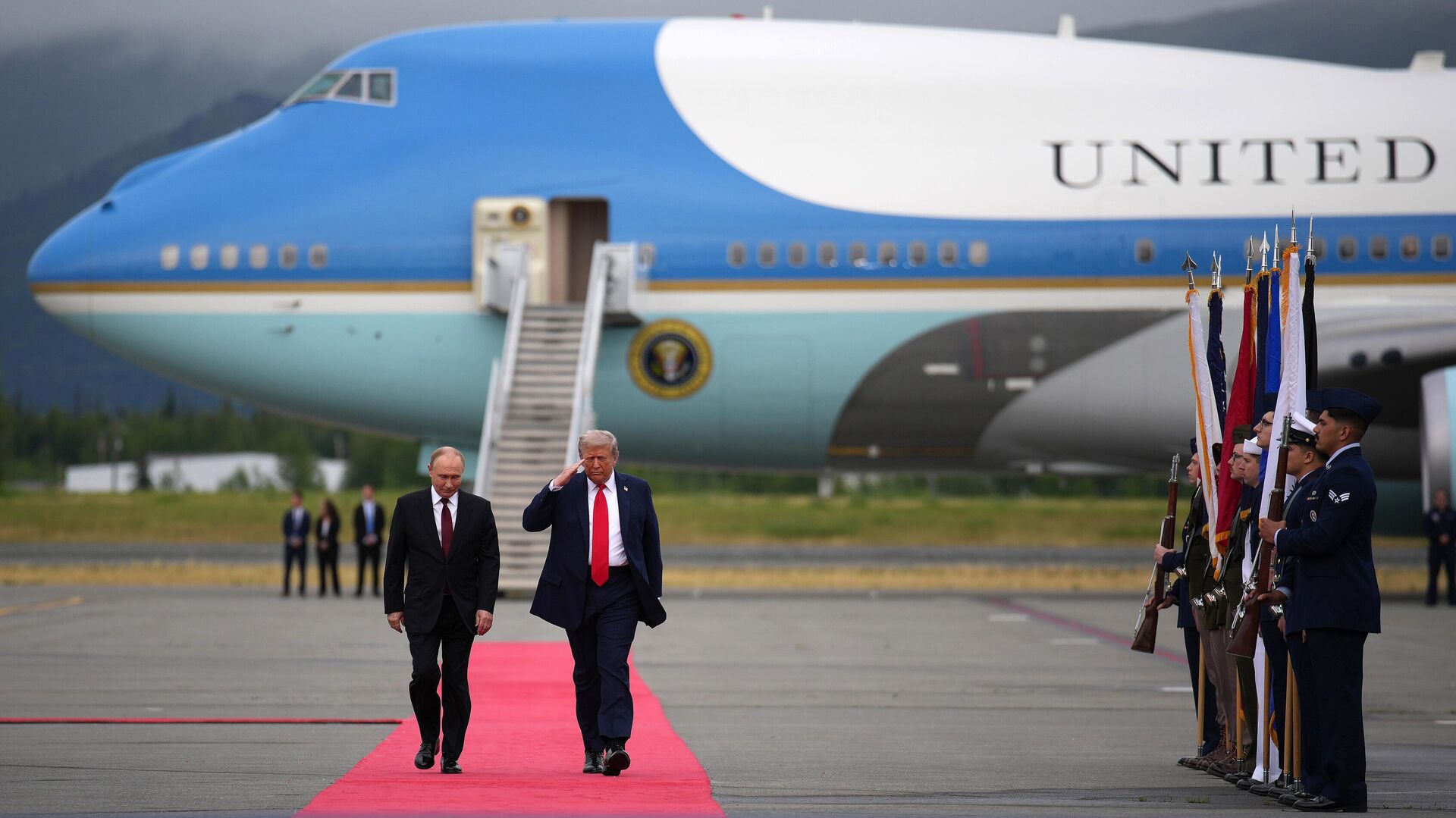 Президент Дональд Трамп приветствует президента России Владимира Путина, Аляска - Sputnik Абхазия, 1920, 26.10.2025