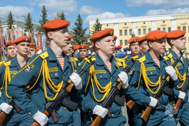 Кировские спасaтели приняли участие в торжественных мероприятиях в честь юбилея Великой Победы