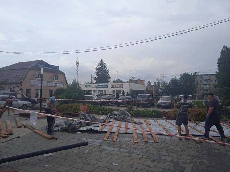 В Волгоградской области штормовым ветром сорвало часть крыши кинотеатра