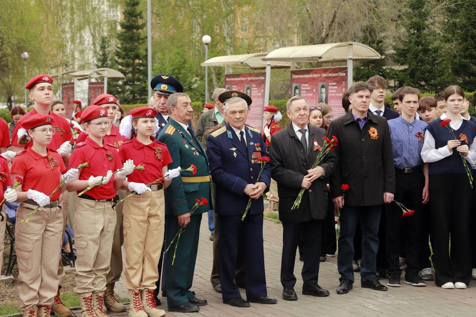 Владимир Карпов среди участников митинга