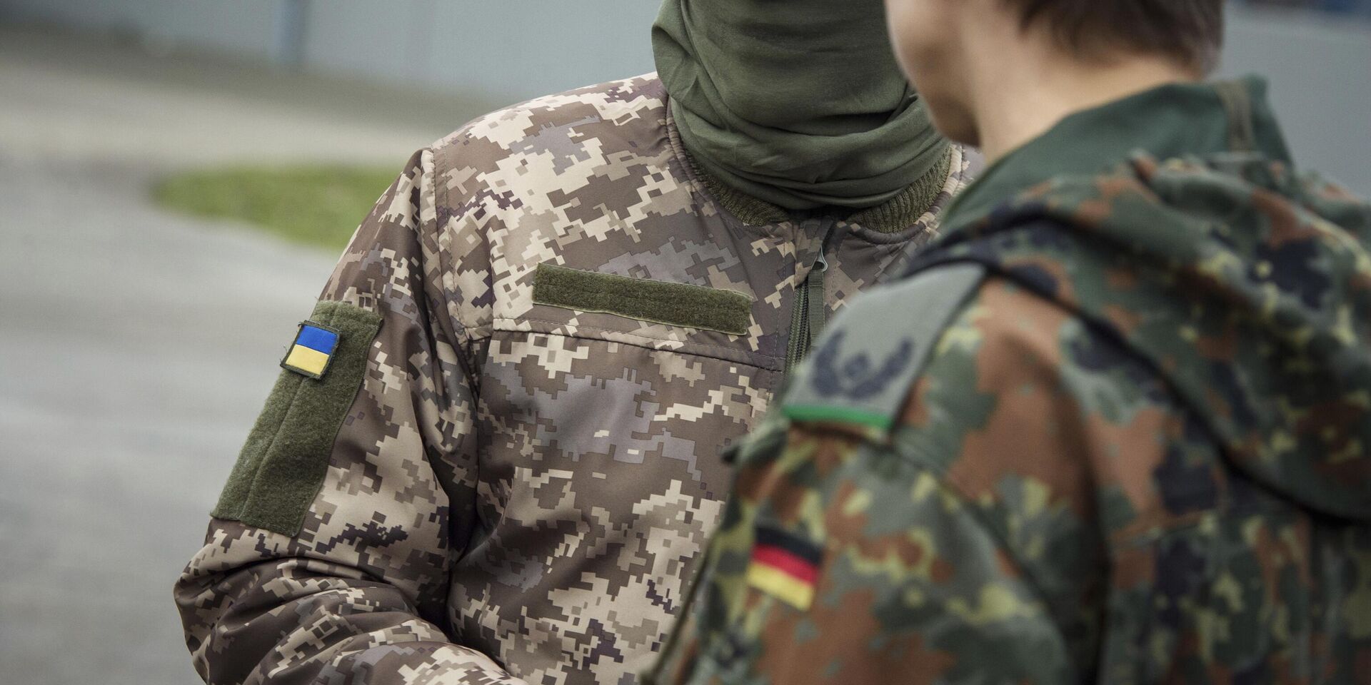 Солдат ВСУ разговаривает с немецким офицером на полигоне немецких войск Бундесвера в Мюнстере, Германия, понедельник, 20 февраля 2023 года. - ИноСМИ, 1920, 17.01.2026