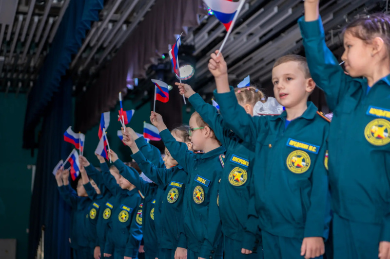 Юные спасатели Салехарда получили заслуженные награды из рук заместителя МЧС России