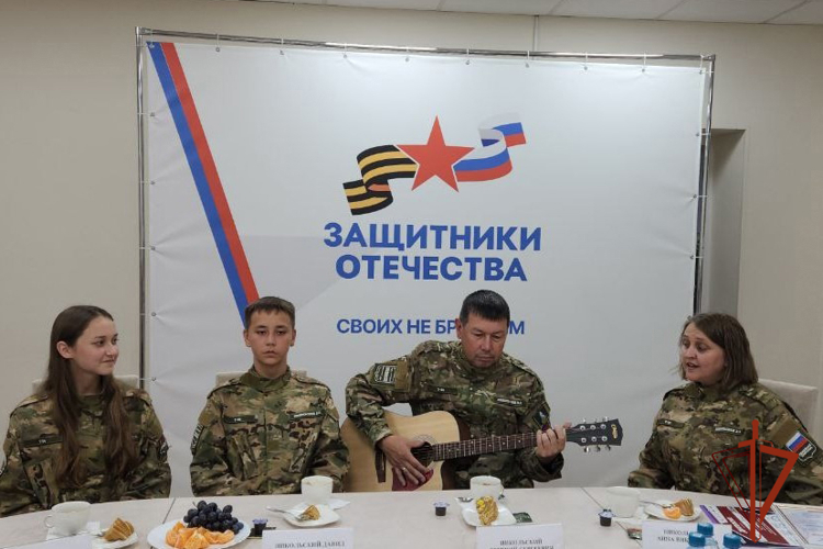 Сотрудник Росгвардии в Республике Алтай выступил наставником для семьи-финалиста Всероссийской игры «Семейная зарница»