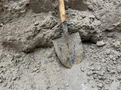 В Пугачеве гость во время застолья избил лопатой хозяина дома