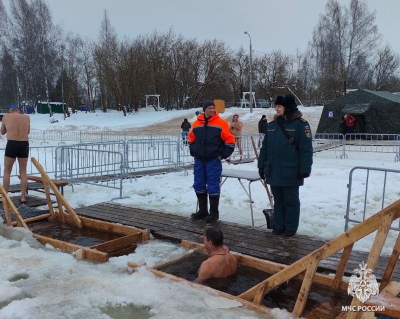 Более 2 000 жителей области приняли участие в Крещенских купаниях