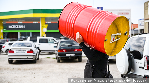 Автоэксперт назвал негативные последствия принудительного ограничения цен на бензин