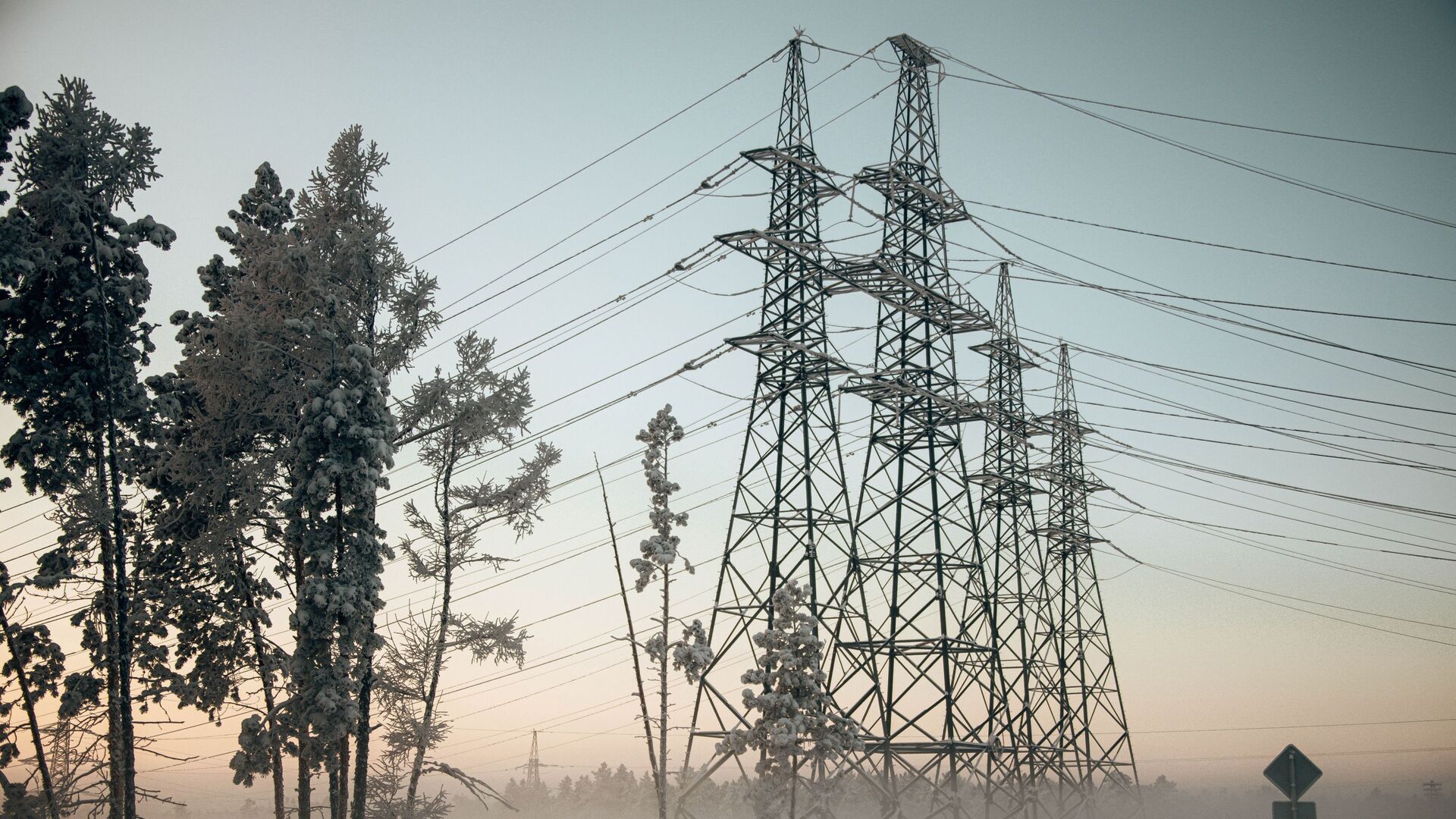 Линии электропередач в Якутске - Sputnik Азербайджан, 1920, 18.12.2024