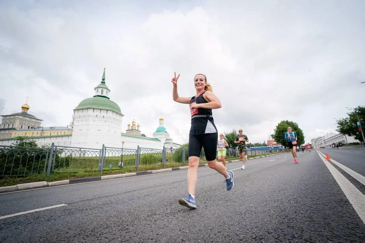 Забег 15 км. Забег спортсменов. Полумарафон Сергиев Посад 2024. Московский полумарафон. Забег фото.