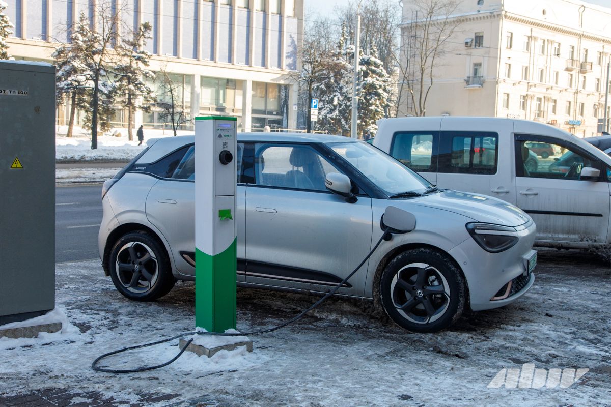 Таксисты занимают все зарядки? Что происходит на электрозаправках днем