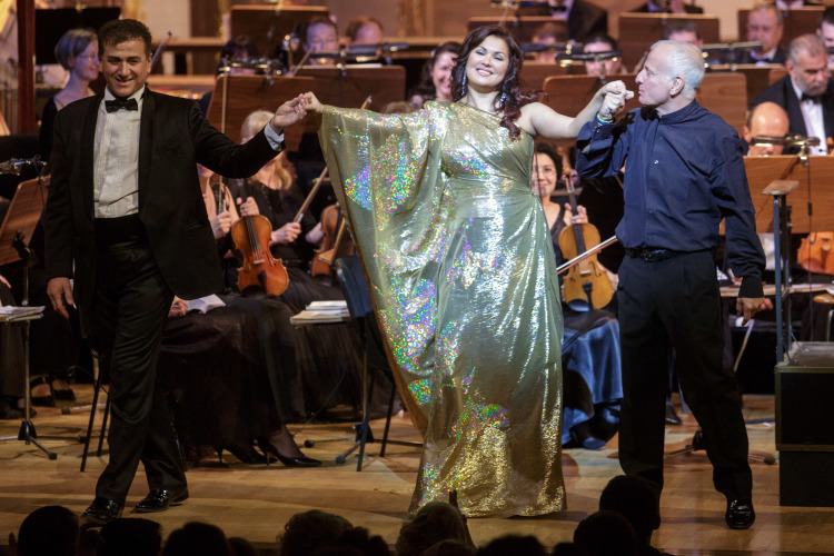 Звук на концерте был довольно своеобразный, а тенора Ахмеда Агади (слева), помогавшего Нетребко в дуэтах, было и вовсе порой еле слышно