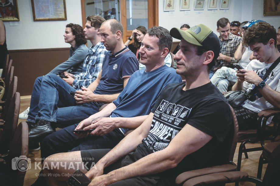 Российский мотопутешественник представил на Камчатке премьеру своего фильма о Командорах. Фото: «Камчатка Сегодня» \ Игорь Сафончик+. Фотография 33