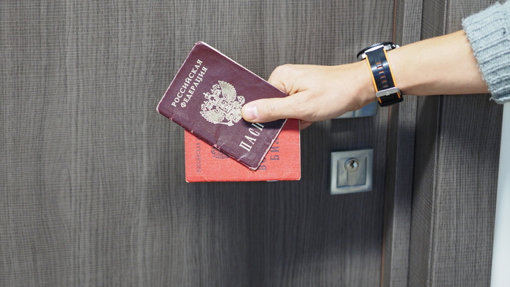Паспорт России надо заслужить: Альтернативу для беженцев с Украины предложил политолог