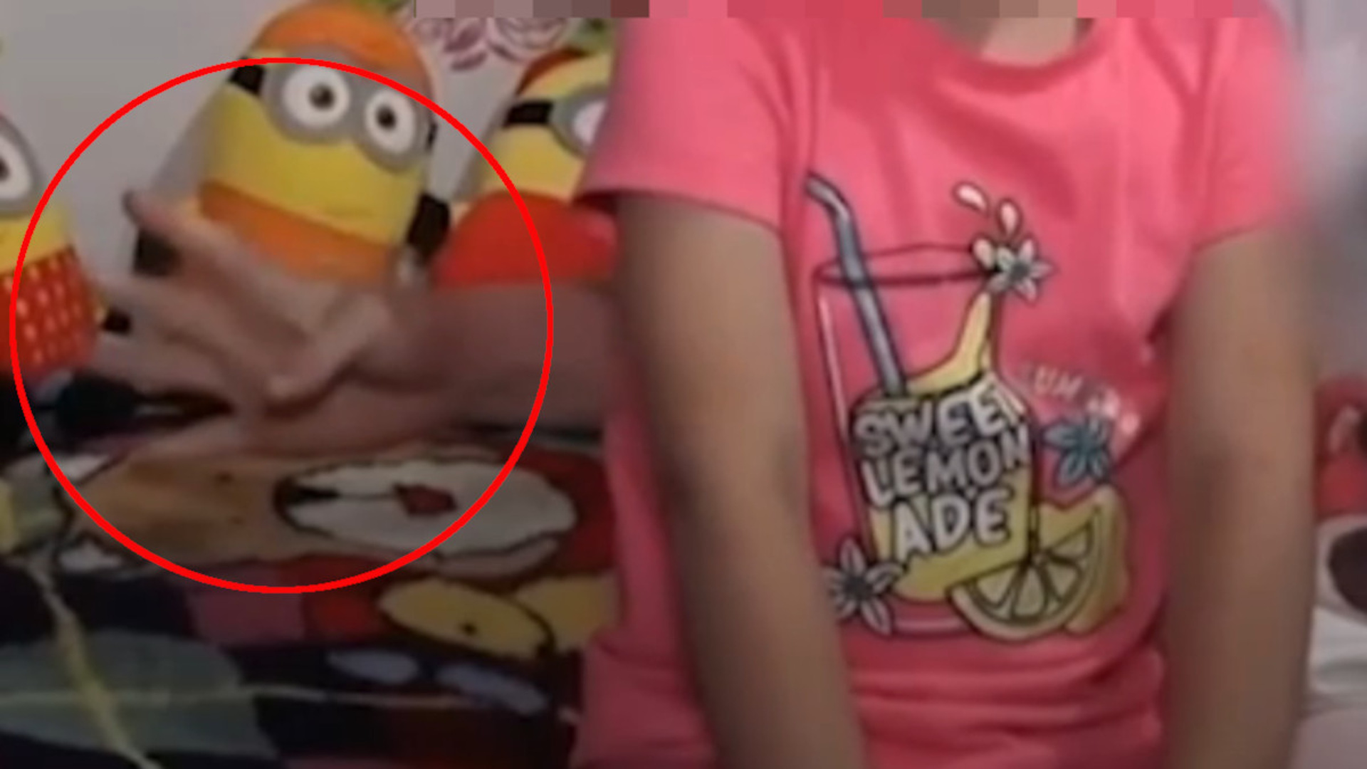 Девочка попросила помощи. Девочка на видео просит о помощи. Сигнал о помощи девочка. Сигнал о помощи девочка. Международный жест о помощи детям.