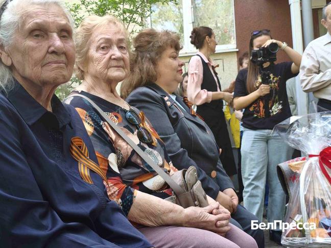 Фронтовые концертные бригады начали выступать в Белгороде у домов, где живут ветераны - Изображение 1