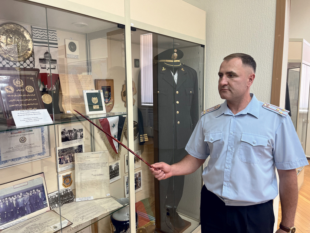 Фото: из фонда комнаты истории Ростовской школы служебно-розыскного собаководства / Алексей Савенков знакомит со стендами комнаты истории 