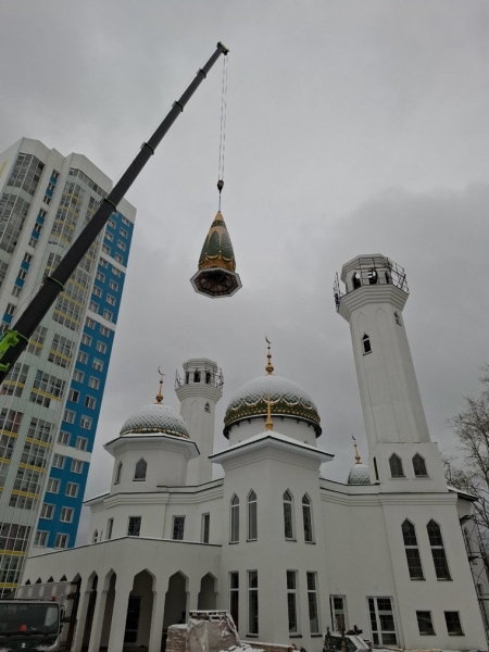 В Перми купола минаретов подняли на новую Соборную мечеть края. Фото