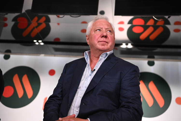 Именно Говор в 2022 году купил российский бизнес уходящей из страны сети фастфуда «Макдоналдс» и перезапустил его под брендом «Вкусно — и точка»