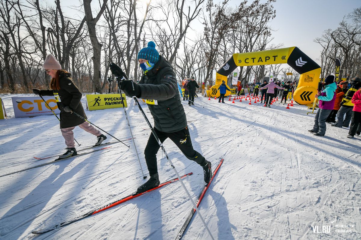 лыжи на русском острове владивосток. русская лыжня остров русский владивосток. лыжи на русском острове владивосток. спортивный фестиваль по троеборью владивосток. лыжня на русском.
