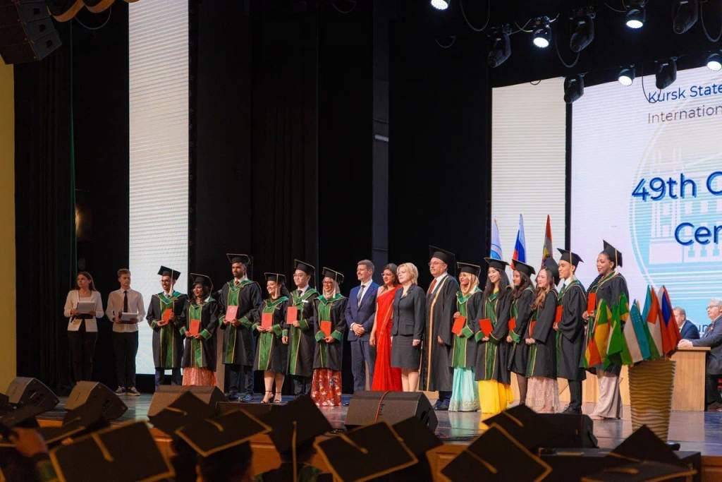 В Курске 12 иностранных студентов получили красные дипломы КГМУ