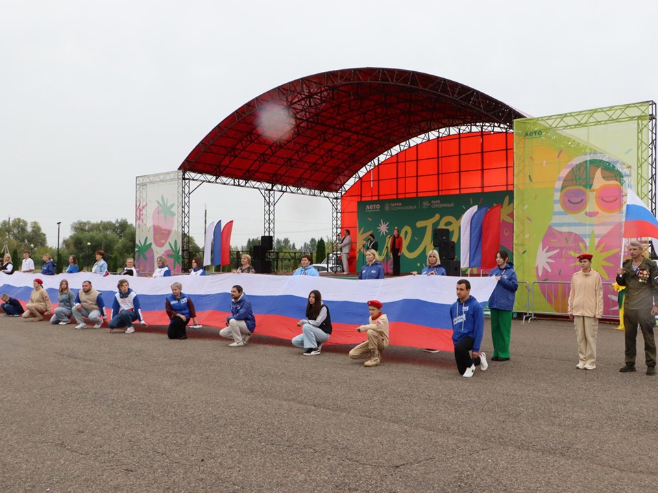 В Серебряных Прудах в День Государственного флага развернули огромный триколор