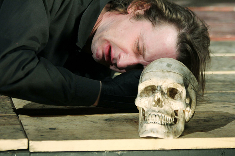 О Бутусове говорят, что в его спектаклях всегда прекрасно играют актеры