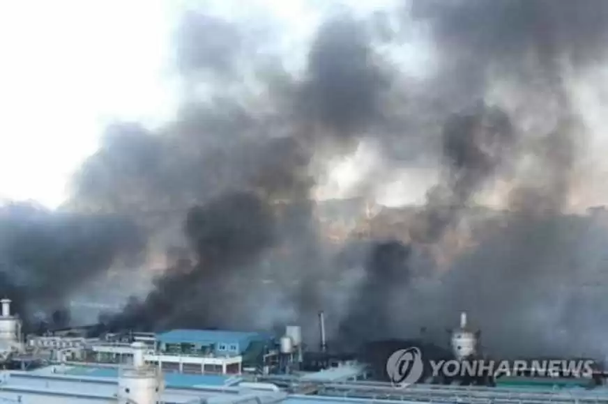 Крупный пожар охватил шинный завод в Южной Корее