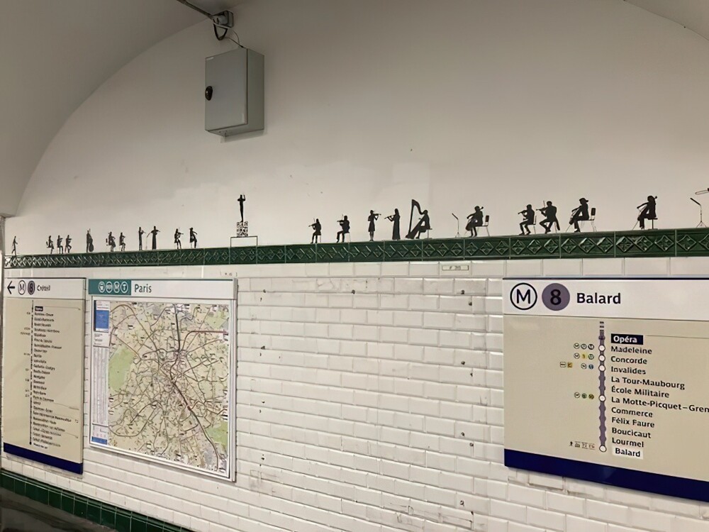 3. Реклама оркестра в парижском метро