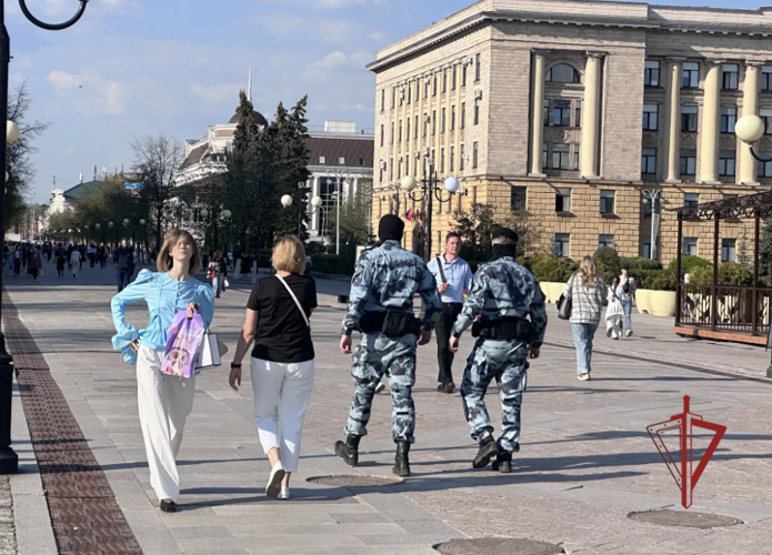 Бойцы ОМОН Росгвардии охраняют правопорядок в центре Пензы