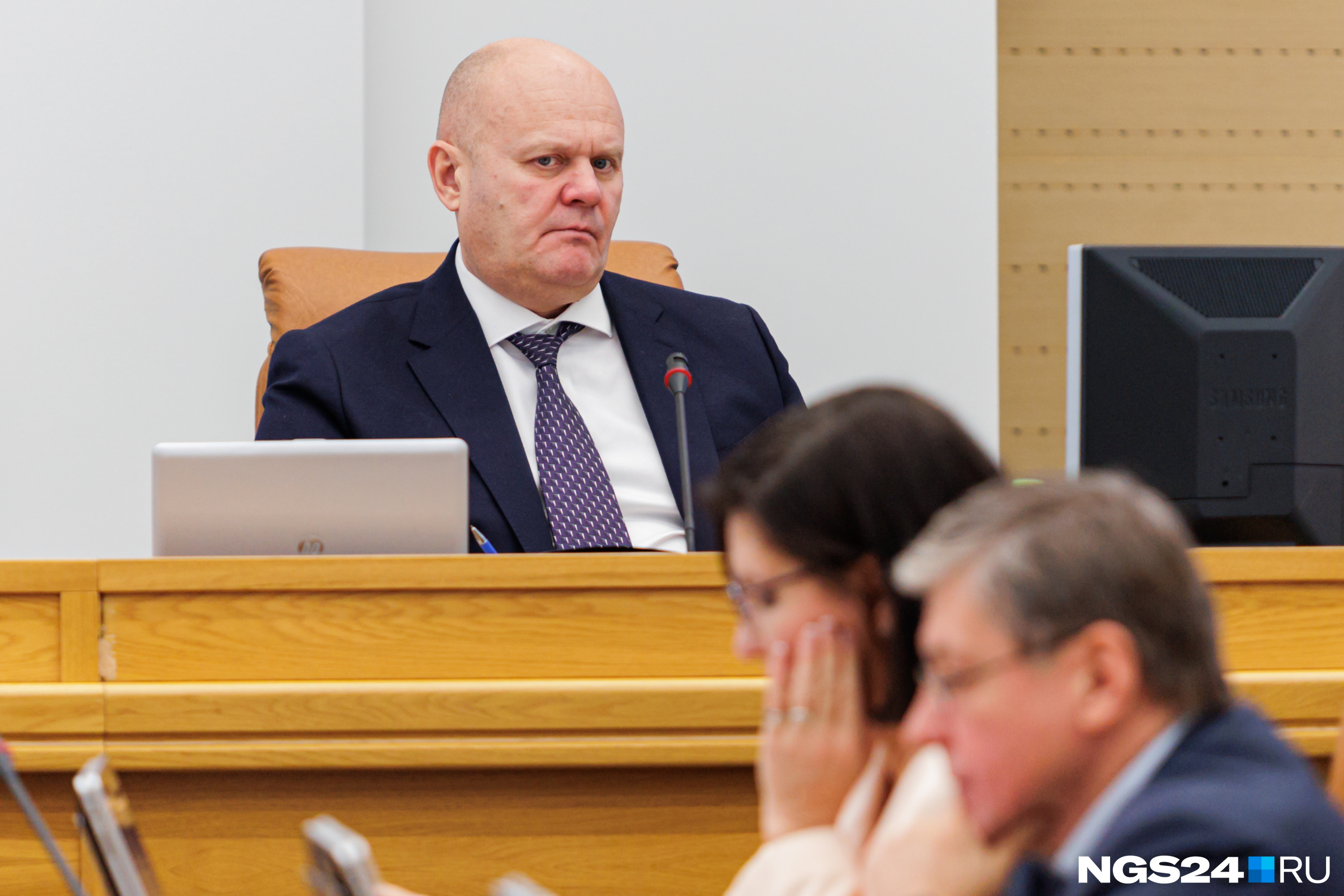 Лицо мэра Красноярска выглядело сосредоточенно-озадаченным во время выступления его первого заместителя