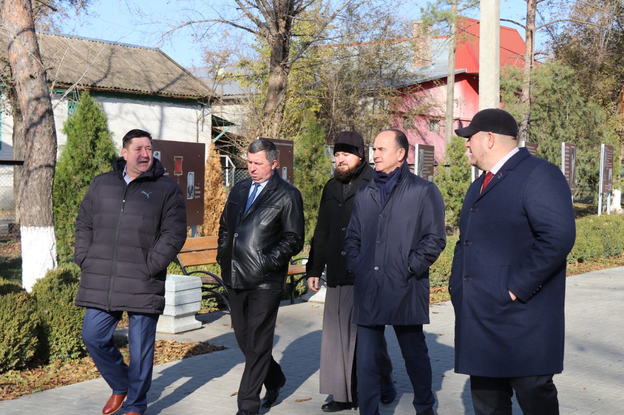 Поселок сальское. Парк в поселке гигант. Филимонова Наталья Юрьевна Сальский район поселок гигант. Алексей Ктиторов Сальский район. Фото главы района поселок Поныри.