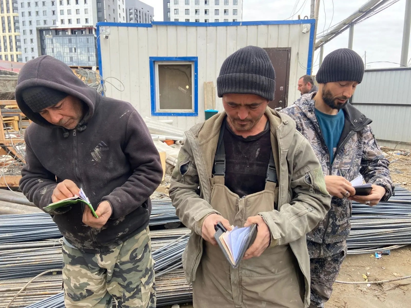 Стройки и автосервисы: в Якутске проверили трудовых мигрантов