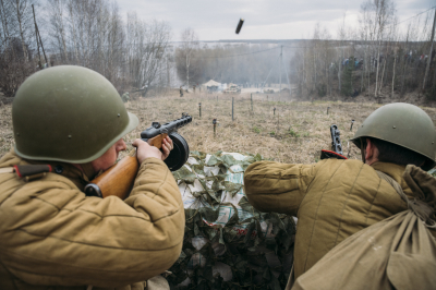 В Ханты-Мансийском районе воссоздали подвиги героев Великой Отечественной войны: реконструкция боя объединила истории трех фронтовиков