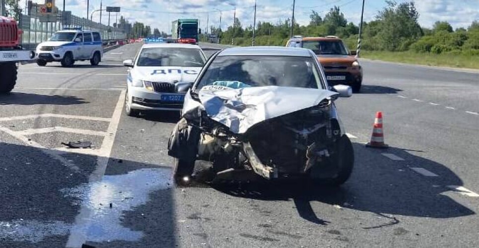 На трассе «Россия» не заметивший светофор дальнобойщик травмировал женщину-водителя