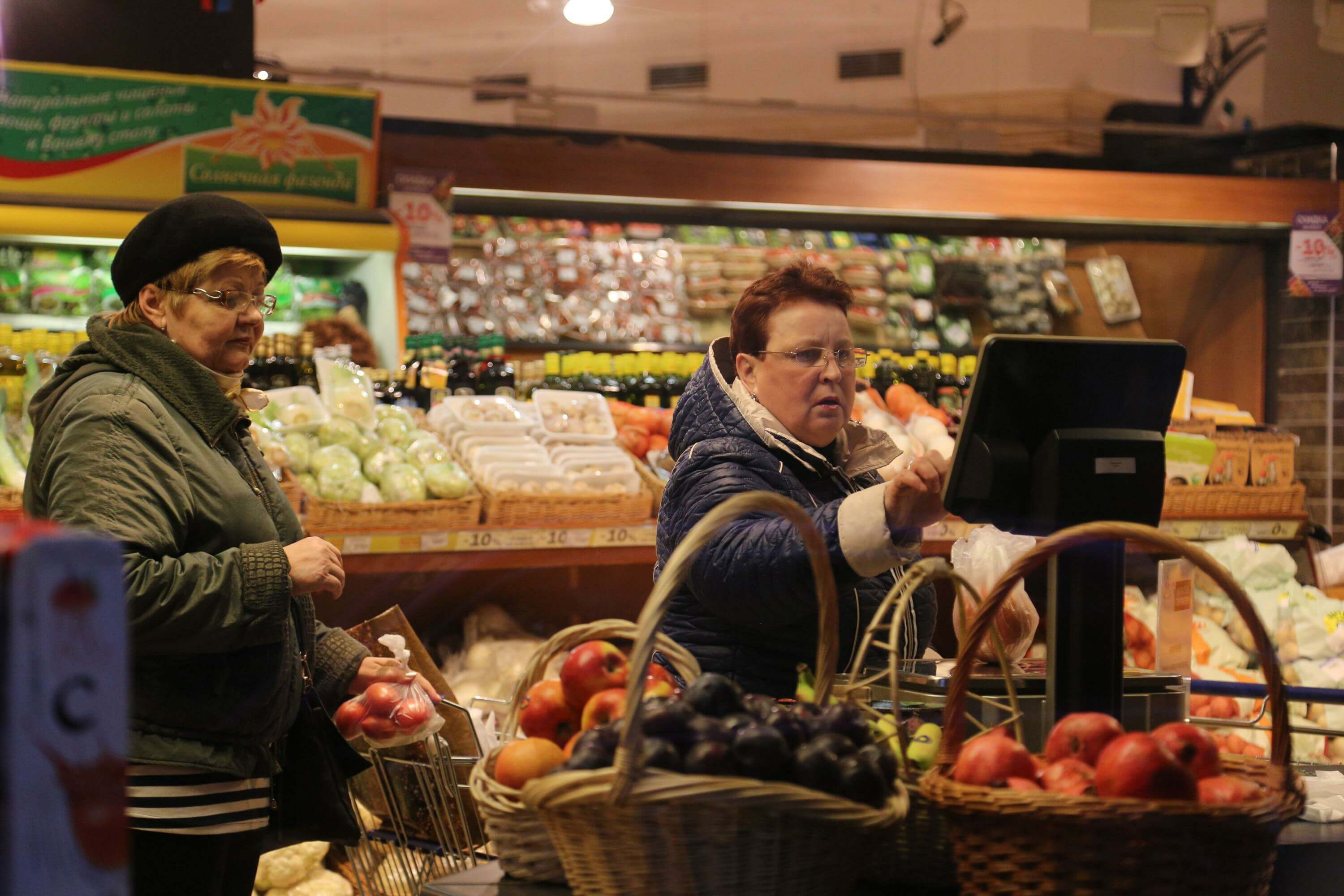 Покупки пенсионеров. Пенсионеры в продуктовом. Бабки в магазине. Пенсионеры в овощном магазине. Бабушка в очереди в магазине.