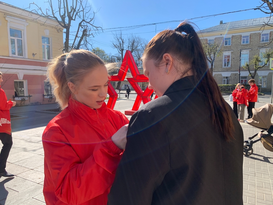Георгиевские ленточки раздали в Гатчине
