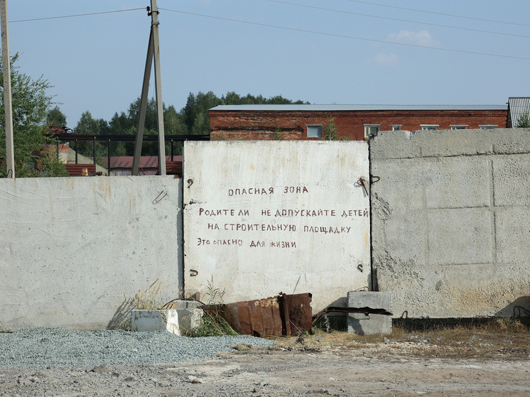 Владелицу заброшки в центре Нязепетровска заставили оградить опасное здание