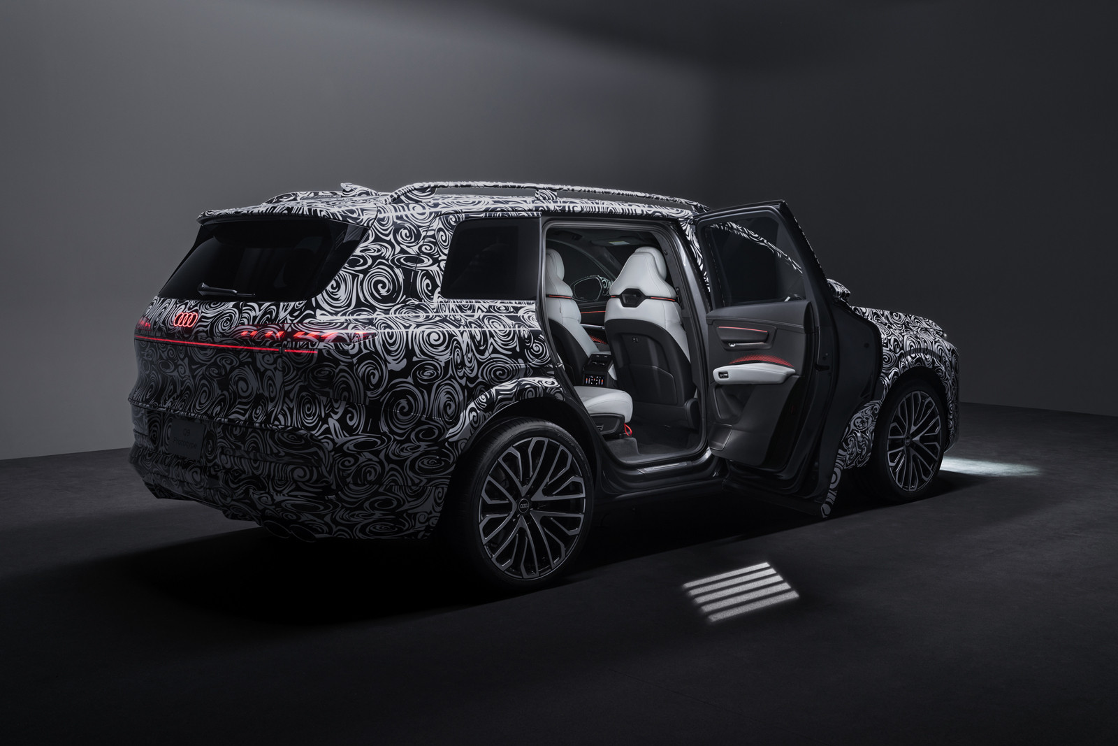 Флагманский кроссовер Audi Q9 готовится к скорой премьере: рассекречен салон