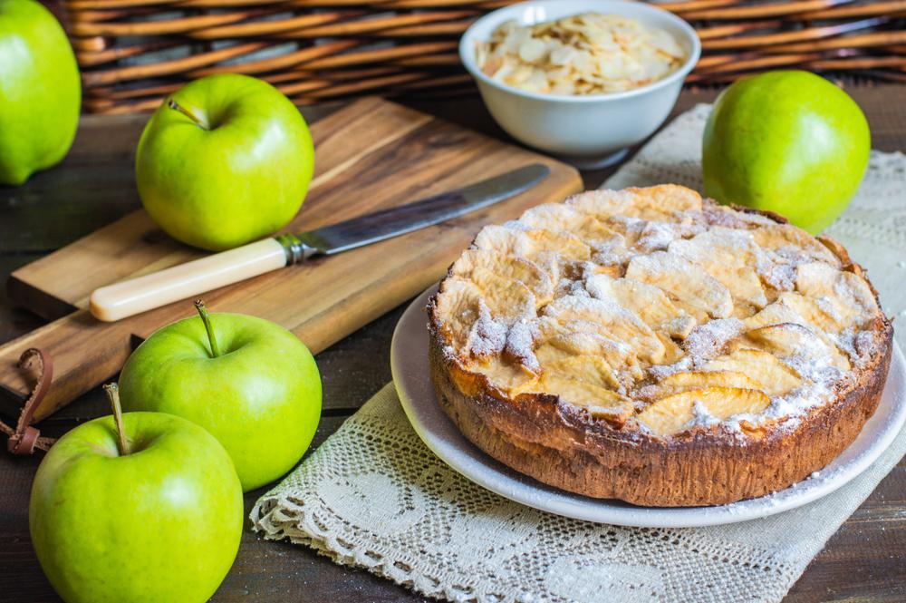 Шарлотка с карамелизированными яблоками