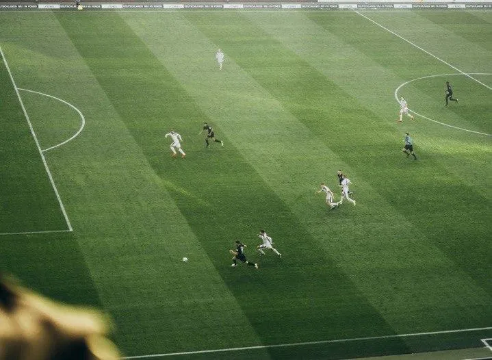 Футбольное поле нашли, победу потеряли. «Зенит» сыграл вничью с «Крыльями Советов» в матче РПЛ | ФОТО Valentin Kremer on Unsplash