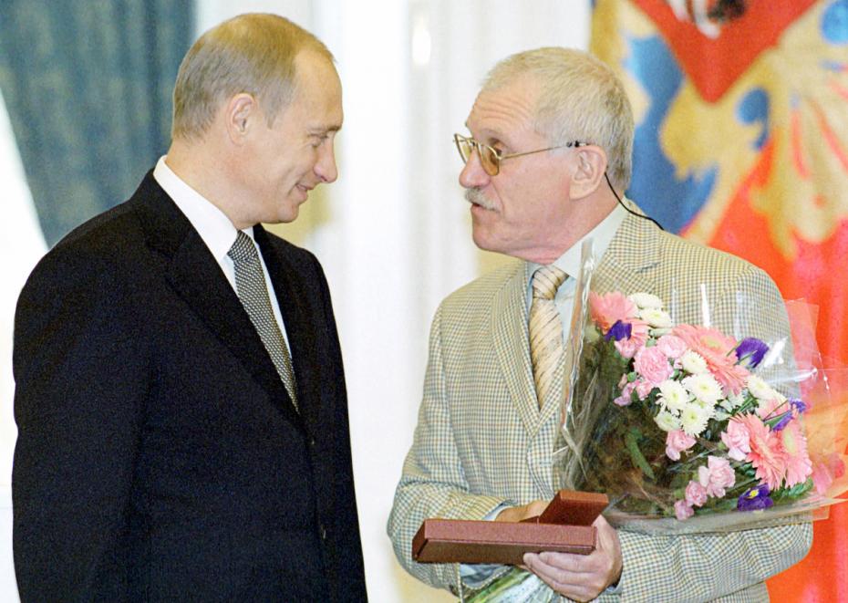 Владимир Путин вручает Государственную премию РФ режиссеру-постановщику телевизионного многосерийного фильма «Граница.Таежный роман» Александру Митте, 2001 год