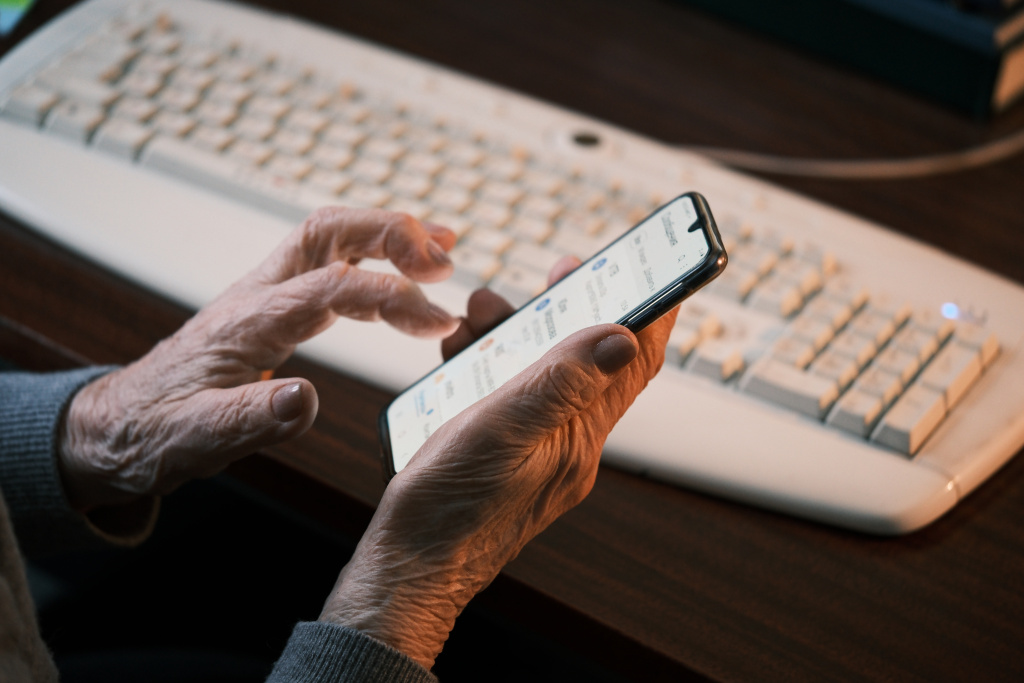 3_смартфон в руках у Ирины Самсоновны .JPG