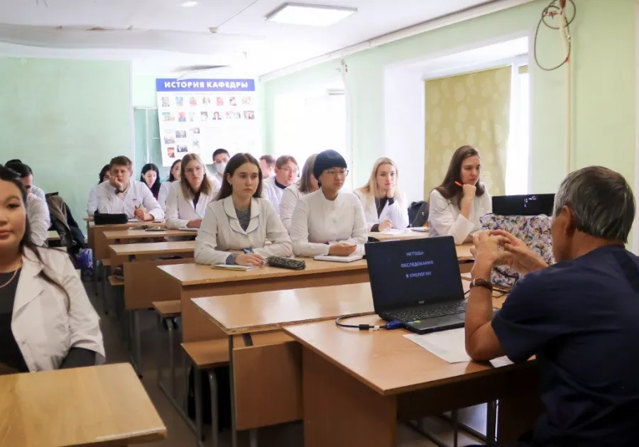Юрий Тен передает опыт студентам