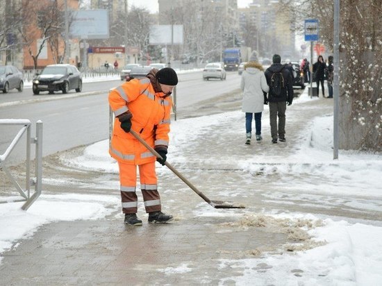 Пешеходные зоны Краснодара обрабатывают от гололеда более 600 человек