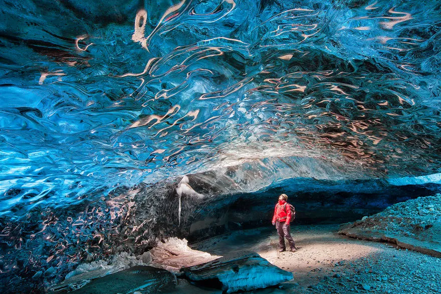 3. Ледяная пещера в Исландии