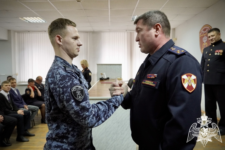 От ветерана до новичка: в Костроме чествовали сотрудников вневедомственной охраны Росгвардии