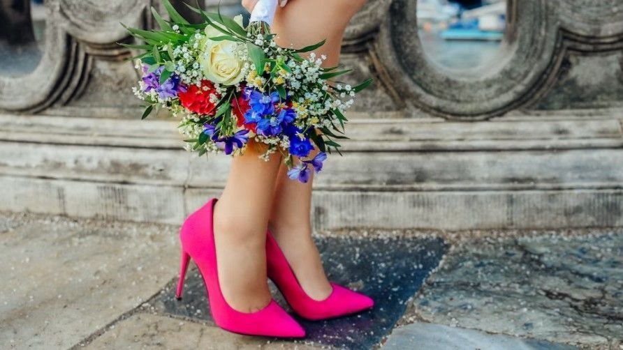 Канадские политики-мужчины пришли на работу в розовых туфлях и разноцветных носках